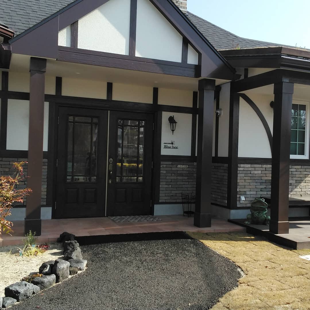 ブルービーの木の扉と店名の看板