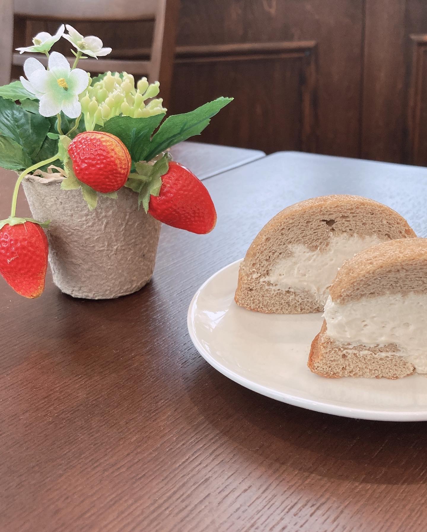 ブルービーのロールケーキ。木のテーブルに花と一緒に